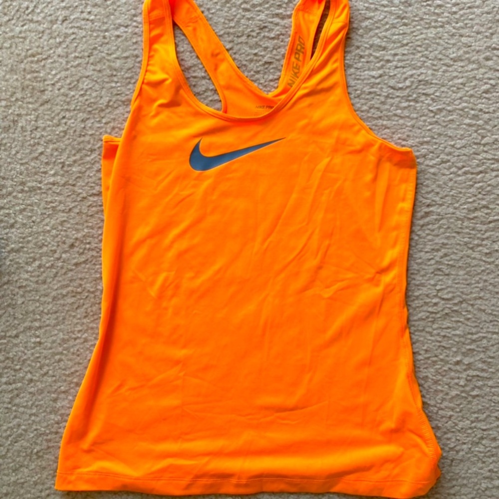 Nike Women’s size medium orange tank top. EUC.